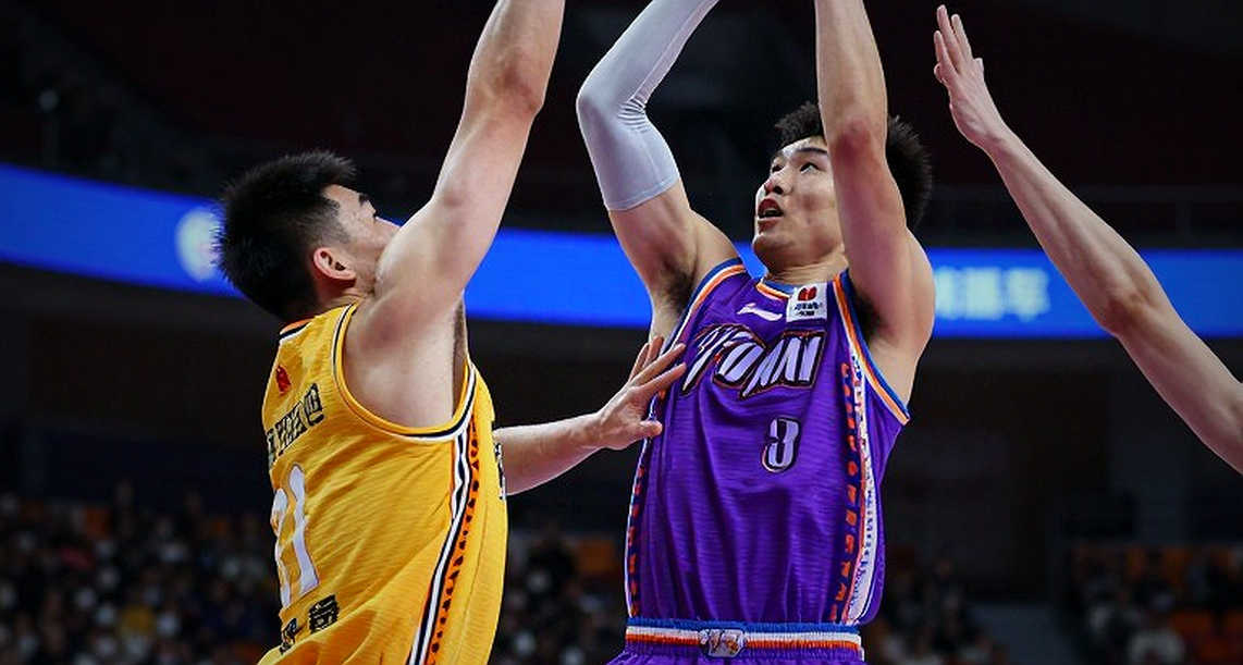 Mike James gục xuống giữa hiệp hai, và Anadolu Efes để lộ vết nứt họ giấu cả mùa
